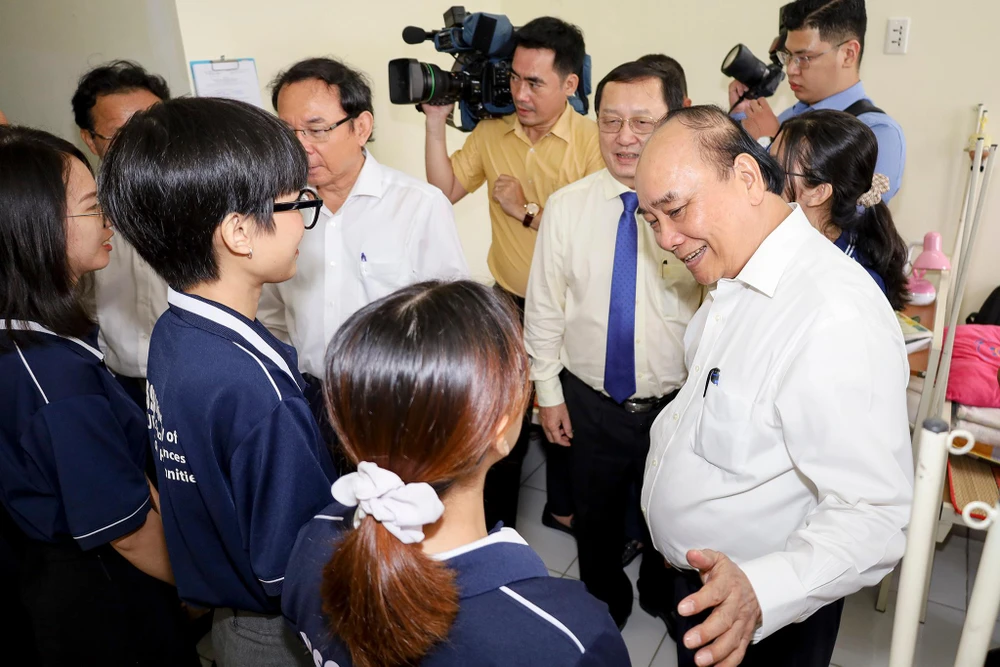 Trước đó, vào lúc 7 giờ, Chủ tịch nước đã có chuyến thăm tại KTX ĐHQG.