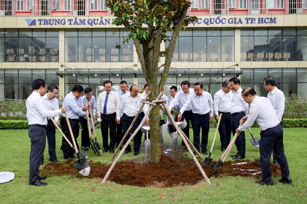Tại đây, đoàn đại biểu đã trồng cây lưu niệm nhân dịp khai giảng năm học mới.