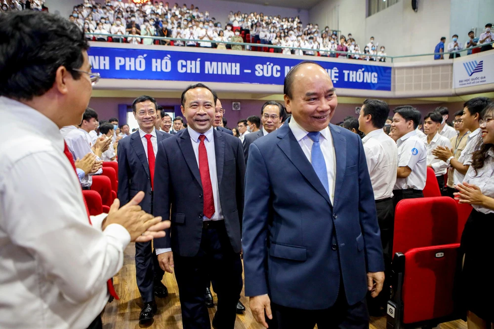 Đúng 8g30, Chủ tịch nước Nguyễn Xuân Phúc cùng đoàn đại biểu có mặt tại Hội trường Trần Chí Đáo, Nhà điều ĐHQG để tham dự buổi lễ khai giảng.