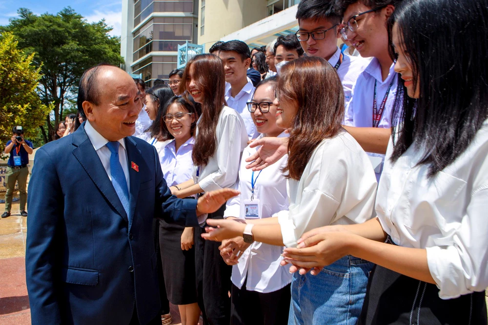 Trong không khí tưng bừng của ngày khai giảng năm học mới, các tân sinh viên tại ĐH Quốc Gia TP.HCM (ĐHQG) vui mừng đón tiếp chủ tịch nước Nguyễn Xuân Phúc đến tham dự. Tại buổi gặp gỡ, Chủ tịch nước chúc mừng và động viên các tân sinh viên ra sức học tập, cố gắng hết mình trên giảng đường đại học.