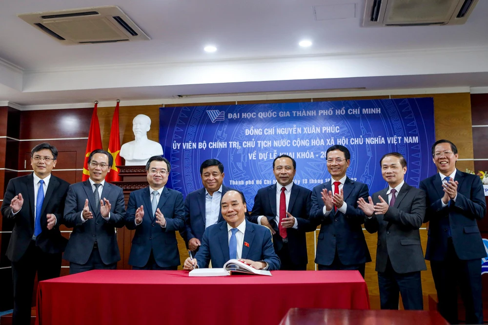 Chủ tịch nước ghi sổ lưu niệm của ĐHQG TP.HCM.