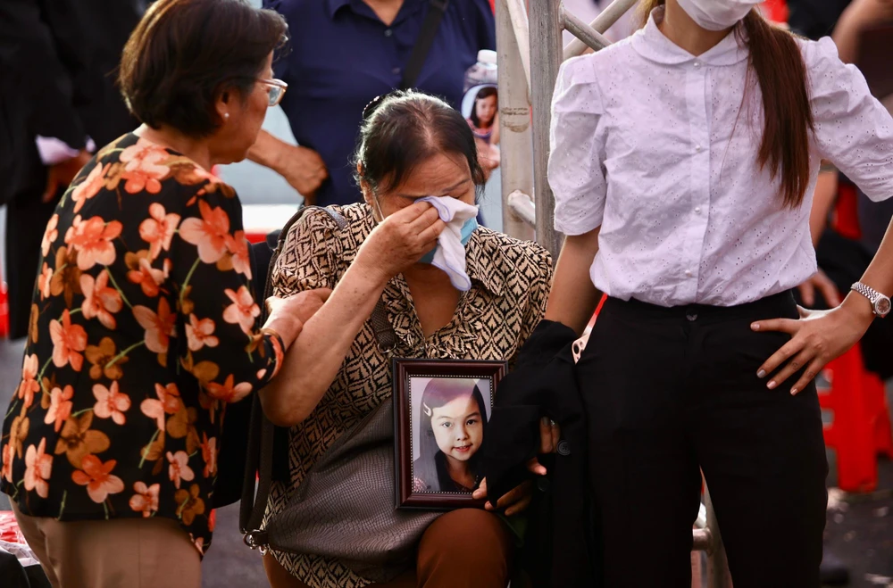 Bà ngoại của V.A đau lòng khi nghe những lời khai của các bị cáo. Bà ôm di ảnh cháu bé và bật khóc nức nở.