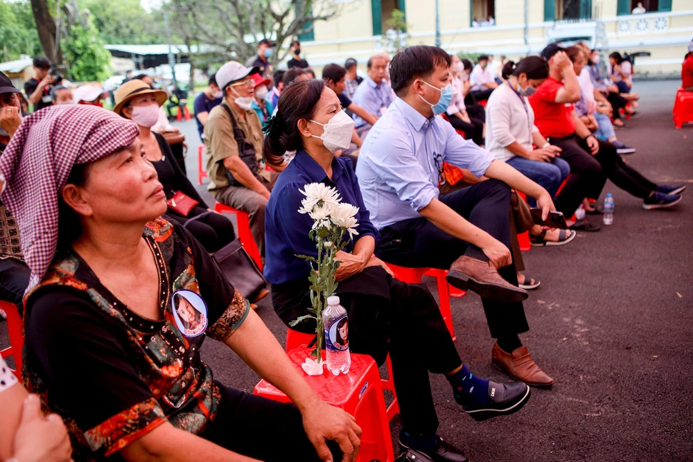 Đây là một vụ án nhận được nhiều sự quan tâm và bức xúc của dư luận. Người dân theo dõi phiên xét xử đa phần đều bất bình trước hành vi của hai bị cáo.
