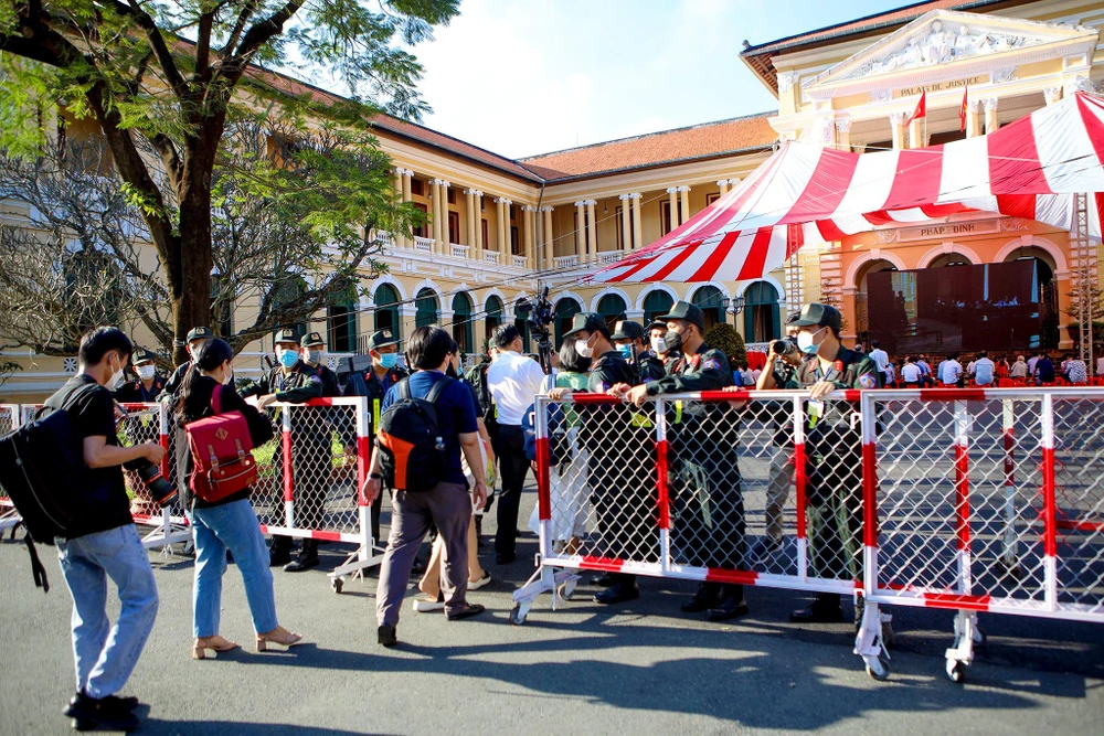 Để đảm bảo phiên tòa được diễn ra thuận lợi, an ninh tại đây được thắt chặt. Phóng viên tác nghiệp tại tòa phải đăng ký trước, được cấp thẻ tác nghiệp mới vào bên trong.