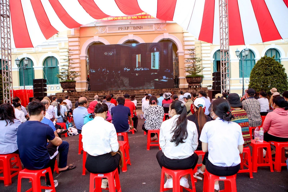 Người dân đến đông nhưng chỉ số ít được vào trong xem diễn biến phiên xét xử thông qua màn hình LED.