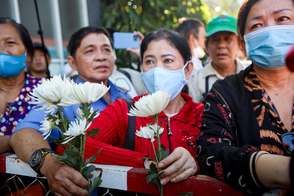 Trước đó, nhiều người dân có mặt ở tòa từ trước 6 giờ sáng theo dõi phiên xét xử.