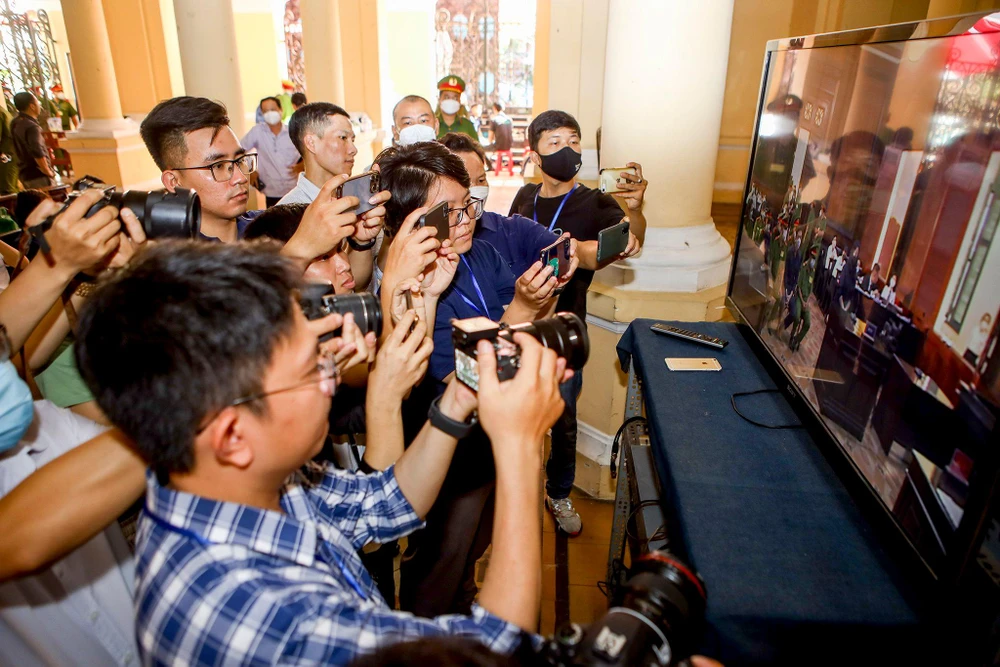 Phóng viên báo đài tác nghiệp bên ngoài phòng xét xử.