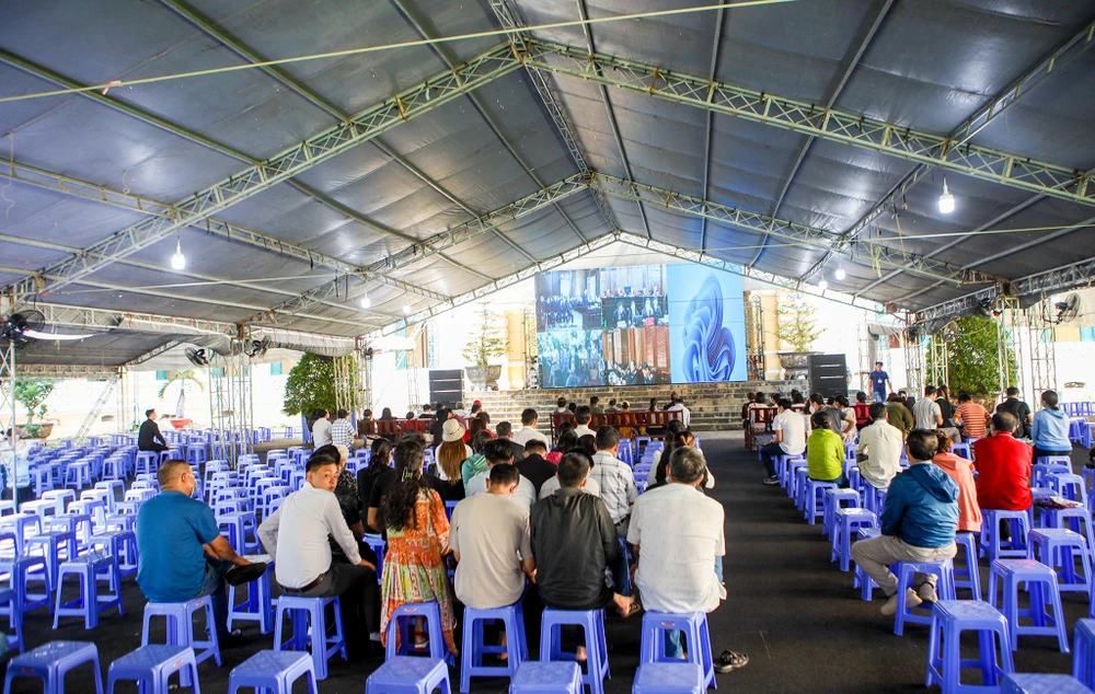 Tòa sử dụng khoảng sân trước tòa để dựng ba nhà bạt với sức chứa khoảng 2.000 người để các bị hại và lực lượng hỗ trợ phiên tòa có chỗ làm việc.