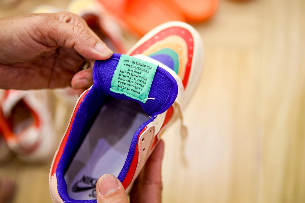 Các sản phẩm được kiểm tra nhãn mác kỹ lưỡng.