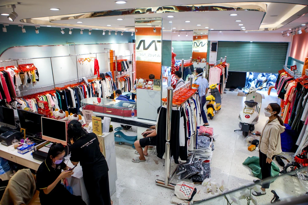 Tầng trệt của cửa hàng có nhiều quần áo hiệu.