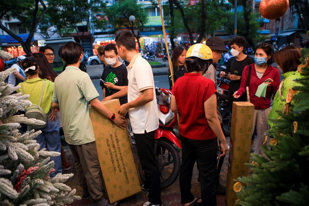Con phố lớn chuyên bán đồ trang trí sự kiện ở TP.HCM này đang sôi động trở lại sau một năm dịch bệnh.