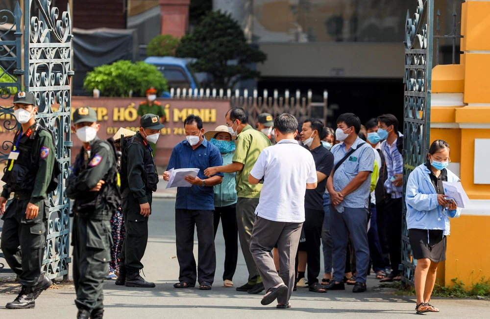 Khoảng 7 giờ 30, những bị hại đầu tiên làm thủ tục tham dự phiên toà. Khoảng 7 giờ 30, những bị hại đầu tiên làm thủ tục tham dự phiên toà.