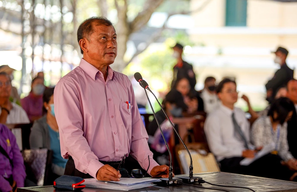 Ông Huỳnh Tiến Sĩ - luật sư ủy quyền của bị hại trả lời phần xét hỏi của chủ tọa phiên tòa.