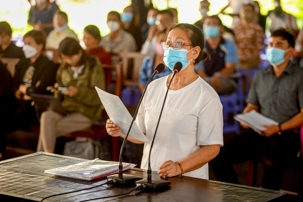 Bà Lê Thị Phương Hoa (bị hại) trình bày yêu cầu lấy lại số tiền đã nộp cho công ty Alibaba; một số bị hại khác thì đòi lại đất. Bà Lê Thị Phương Hoa (bị hại) trình bày yêu cầu lấy lại số tiền đã nộp cho công ty Alibaba; một số bị hại khác thì đòi lại đất.