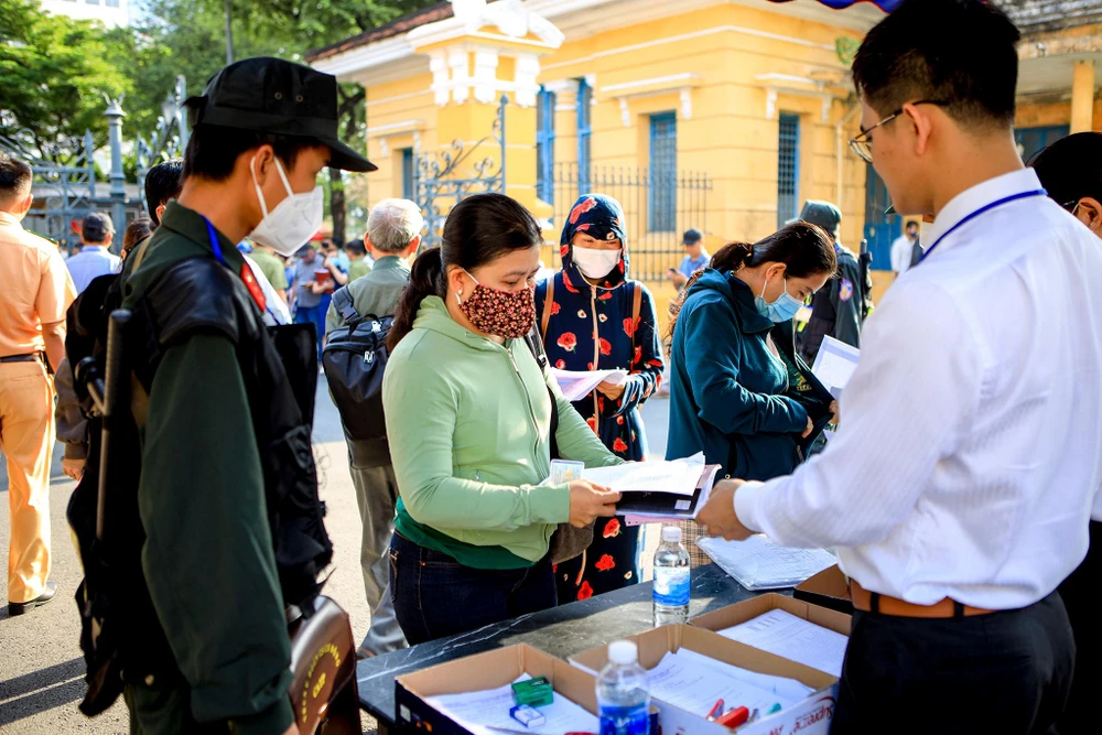 Các bị hại lần lượt làm thủ tục tham dự phiên tòa. Các bị hại lần lượt làm thủ tục tham dự phiên tòa.