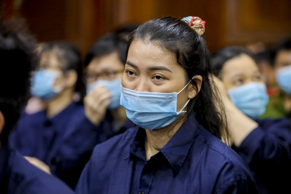 Bị cáo Huỳnh Thị Ngọc Như (Phó tổng giám đốc phụ trách đào tạo Công ty CP địa ốc Alibaba) bị tuyên phạm tội lừa đảo chiếm đoạt tài sản với mức án 17 năm tù. Bị cáo Huỳnh Thị Ngọc Như (Phó tổng giám đốc phụ trách đào tạo Công ty CP địa ốc Alibaba) bị tuyên phạm tội lừa đảo chiếm đoạt tài sản với mức án 17 năm tù.