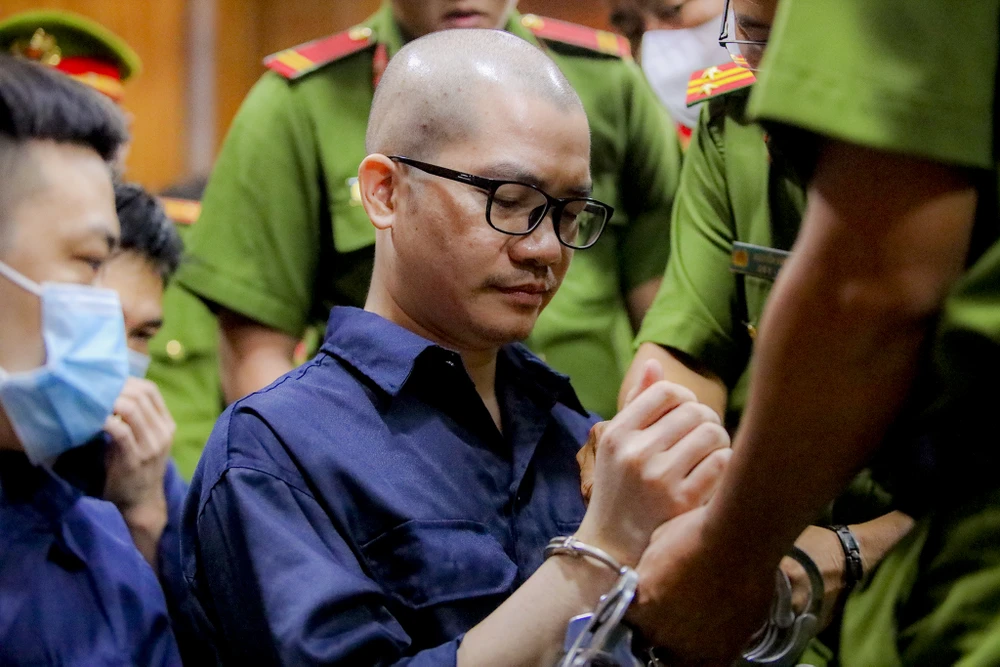 Về trách nhiệm dân sự, HĐXX buộc bị cáo Nguyễn Thái Luyện, bị cáo Võ Thị Thanh Mai liên đới chịu trách nhiệm bồi thường cho 4.548 bị hại số tiền gần 2.400 tỷ đồng. Về trách nhiệm dân sự, HĐXX buộc bị cáo Nguyễn Thái Luyện, bị cáo Võ Thị Thanh Mai liên đới chịu trách nhiệm bồi thường cho 4.548 bị hại số tiền gần 2.400 tỷ đồng.