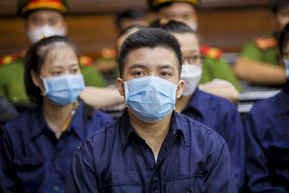 Bị cáo Nguyễn Thái Lực (em trai bị cáo Luyện) nhận mức án 27 năm tù về hai tội lừa đảo chiếm đoạt tài sản và "rửa tiền". Bị cáo Nguyễn Thái Lực (em trai bị cáo Luyện) nhận mức án 27 năm tù về hai tội lừa đảo chiếm đoạt tài sản và "rửa tiền".