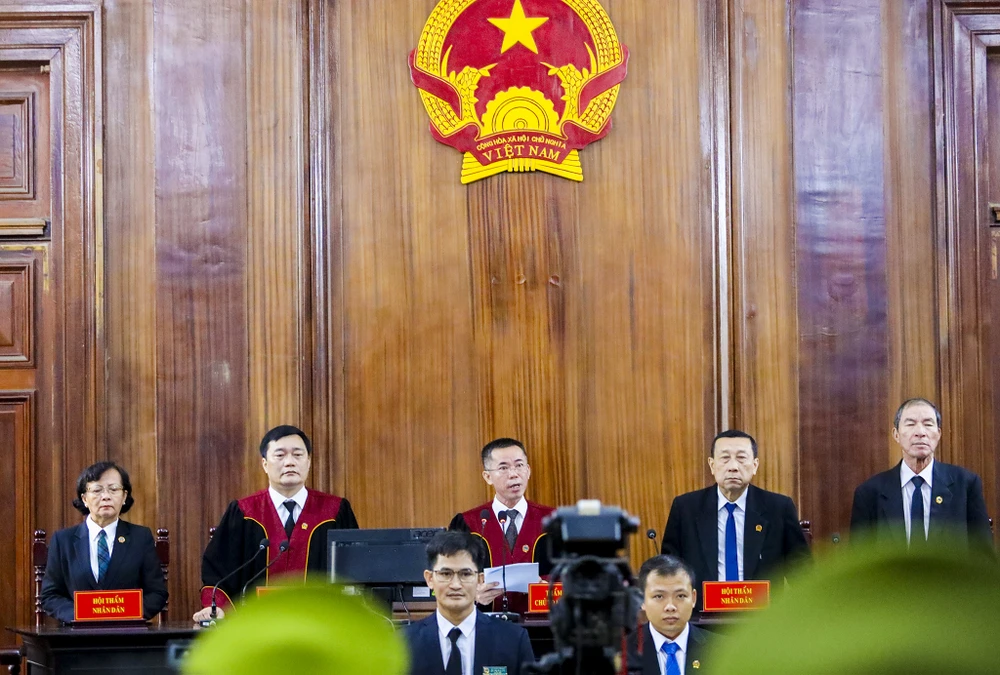 Chủ toạ phiên toà đang tuyên án đối với các bị cáo ngày 29-12. Ảnh: NGUYỆT NHI Chủ toạ phiên toà đang tuyên án đối với các bị cáo ngày 29-12. Ảnh: NGUYỆT NHI