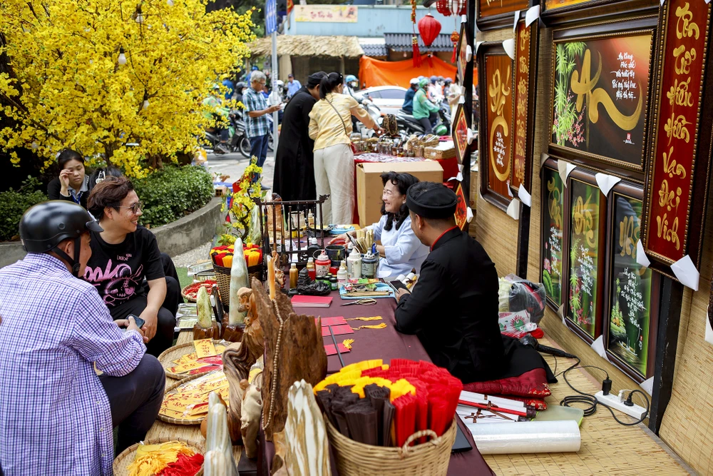 Ngoài đường mai, không gian Phố ông đồ cũng thu hút nhiều người đến xin chữ.
