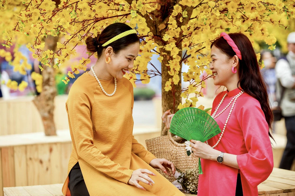 Đa phần mọi người đều chọn áo dài truyền thống.