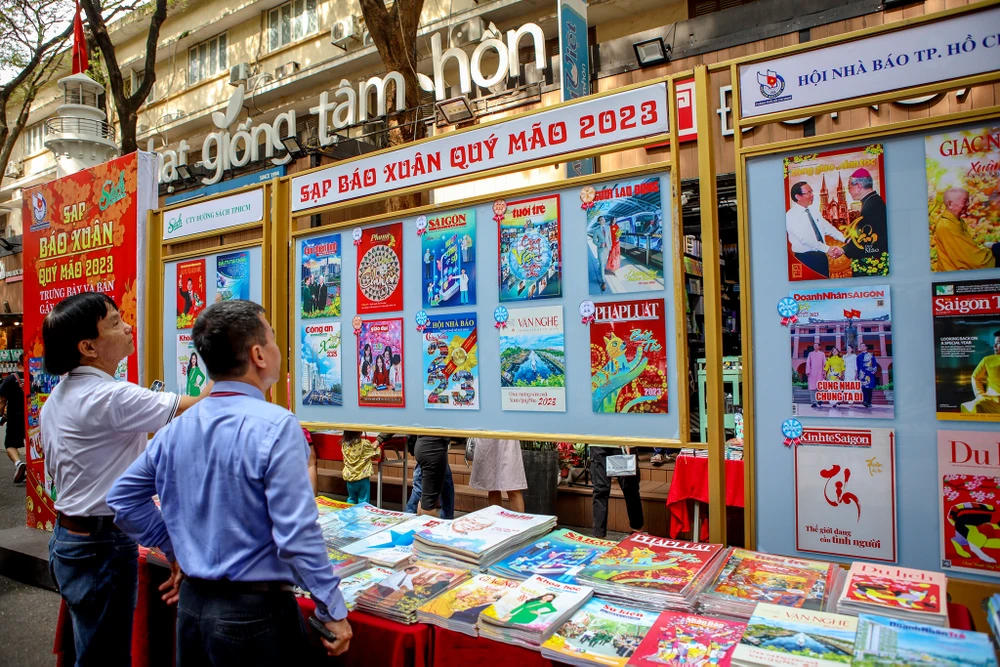 Không gian sạp báo trên đường Nguyễn Văn Bình. Ảnh: NGUYỆT NHI