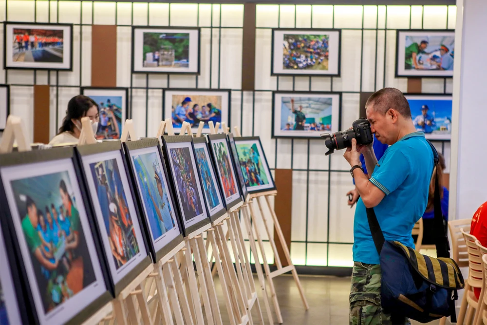 Triển lãm 'Hải trình yêu thương từ thành phố mang tên Bác' của nhiếp ảnh gia Nguyễn Á