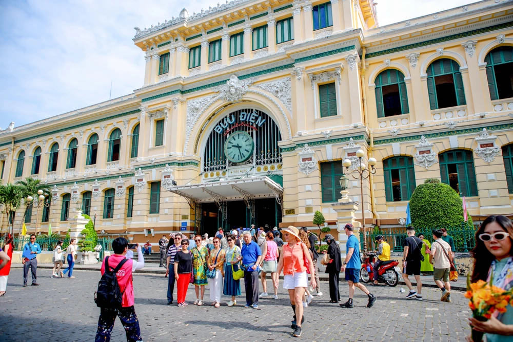 chụp ảnh áo dài tết tại Bưu điện Thành phố