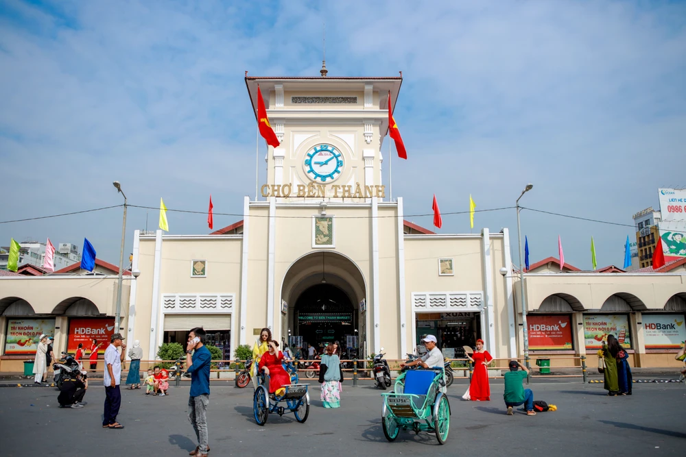 chụp ảnh áo dài tết tại chợ Bến Thành