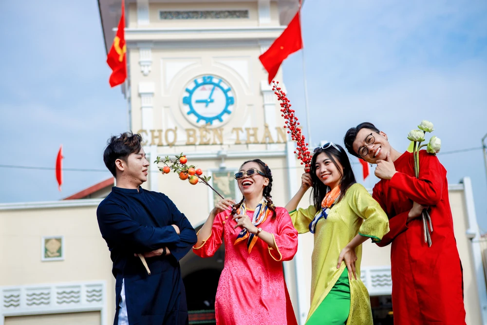 chụp ảnh áo dài tết tại chợ Bến Thành