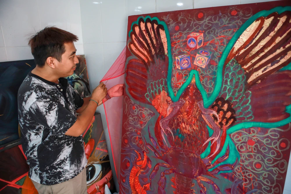 Độc lạ 'rồng bay' trên tranh vải mùng của chàng trai 9X