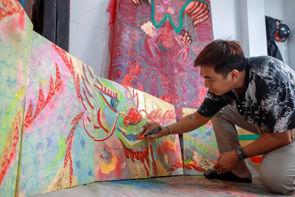 Độc lạ 'rồng bay' trên tranh vải mùng của chàng trai 9X