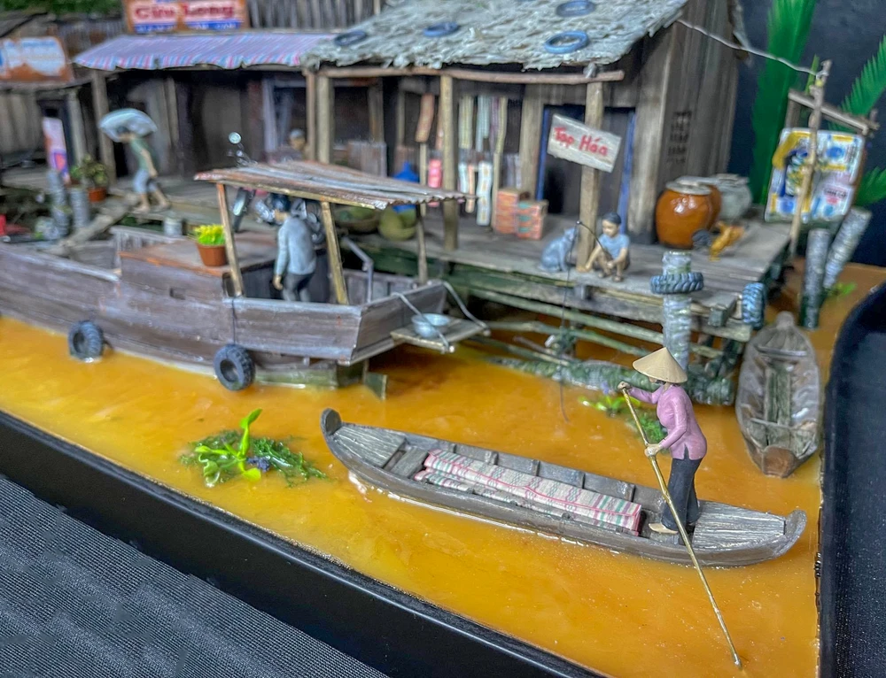 Gen Z làm mô hình nhà miền tây thu nhỏ