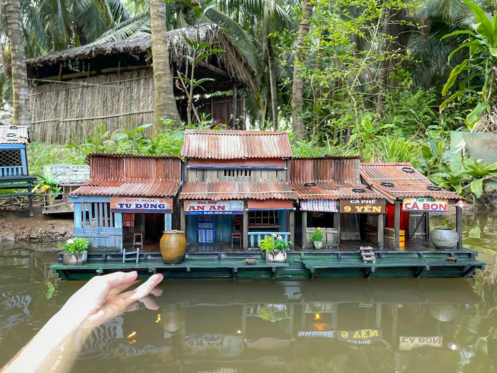 Gen Z làm mô hình nhà miền tây thu nhỏ