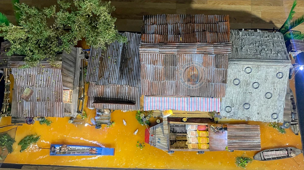 Gen Z làm mô hình nhà miền tây thu nhỏ