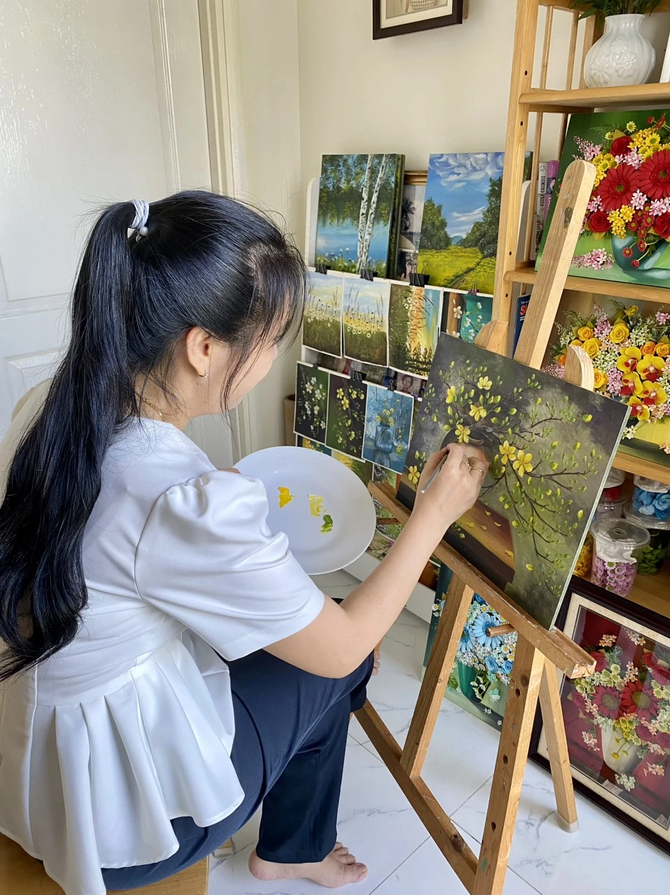 Ngắm tranh mai đào đất sét sống động như thật của người phụ nữ Sài Gòn