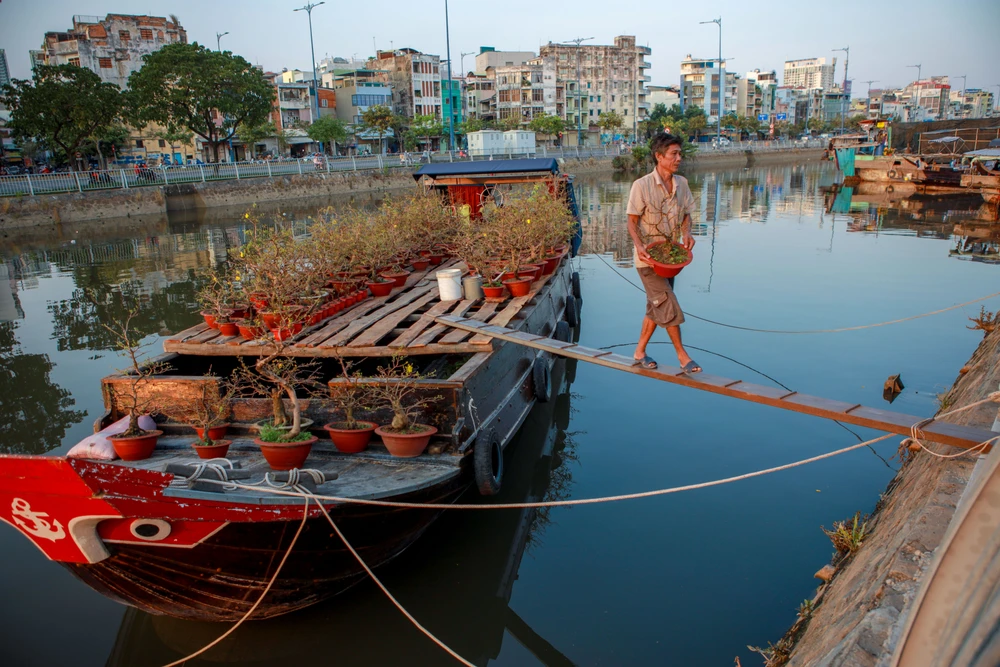 Thuyền hoa cập Bến Bình Đông, nhà vườn ngập tràn hy vọng