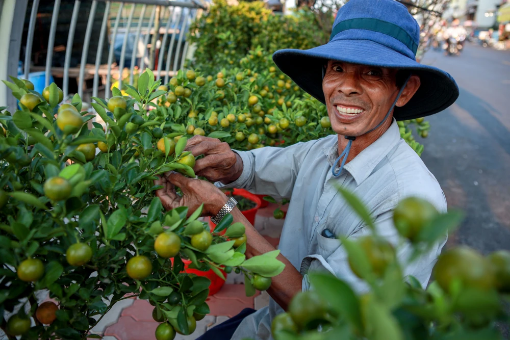 Thuyền hoa cập Bến Bình Đông, nhà vườn ngập tràn hy vọng
