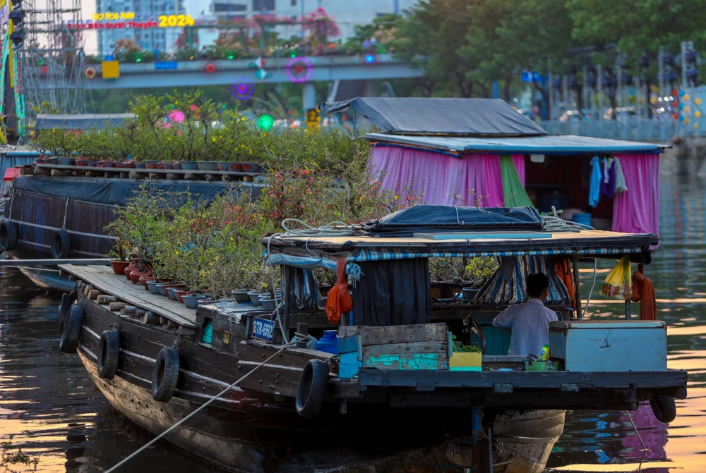 Thuyền hoa cập Bến Bình Đông, nhà vườn ngập tràn hy vọng