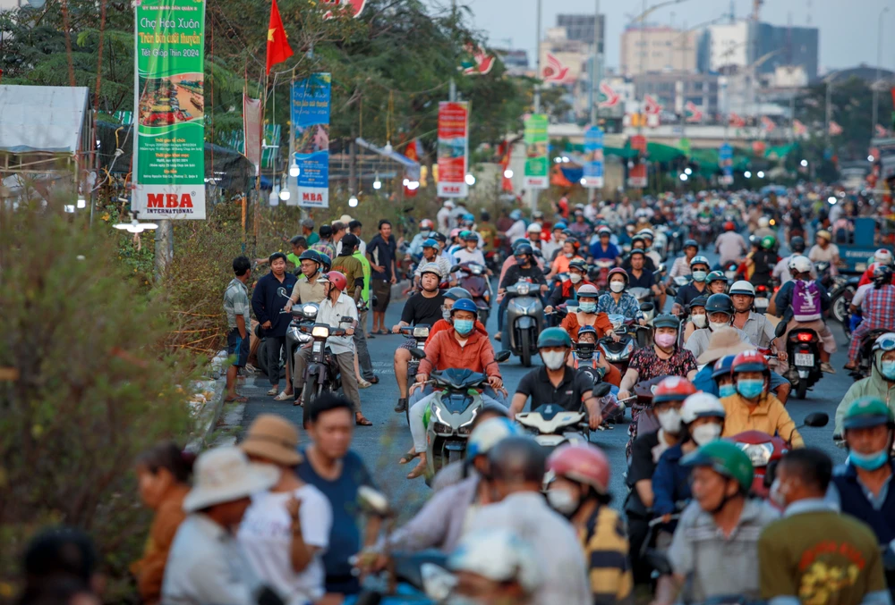 Thuyền hoa cập Bến Bình Đông, nhà vườn ngập tràn hy vọng