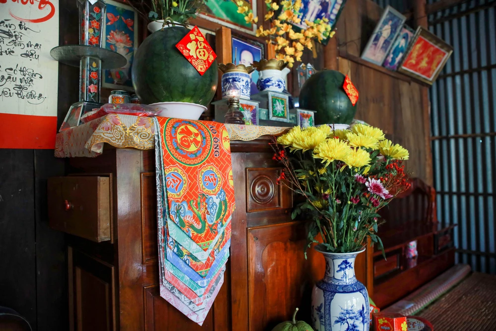 Bàn thờ gia tiên của người miền Tây ngày Tết