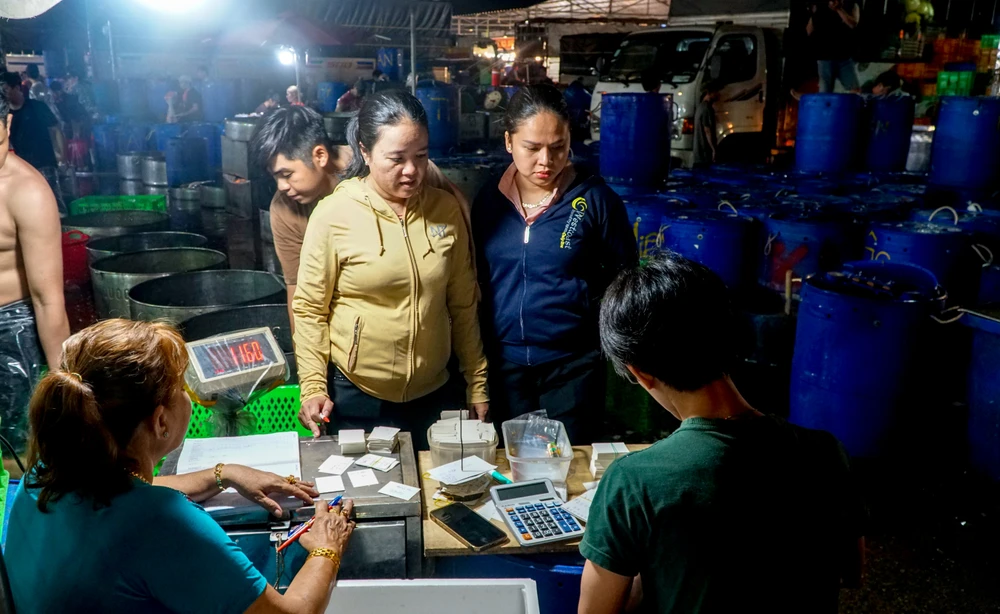 Hơn 300 tấn cá lóc đổ xuyên đêm về chợ đầu mối lớn nhất TP.HCM ngày vía Thần Tài