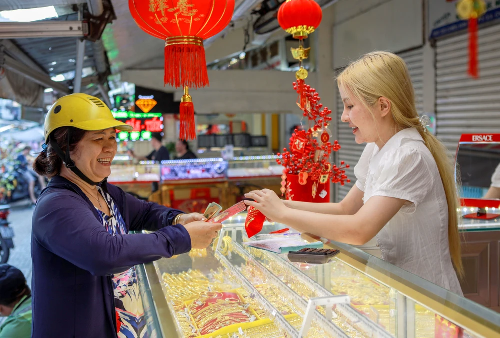 Người lao động mua vàng ngày vía Thần Tài, mong làm ăn thuận lợi.