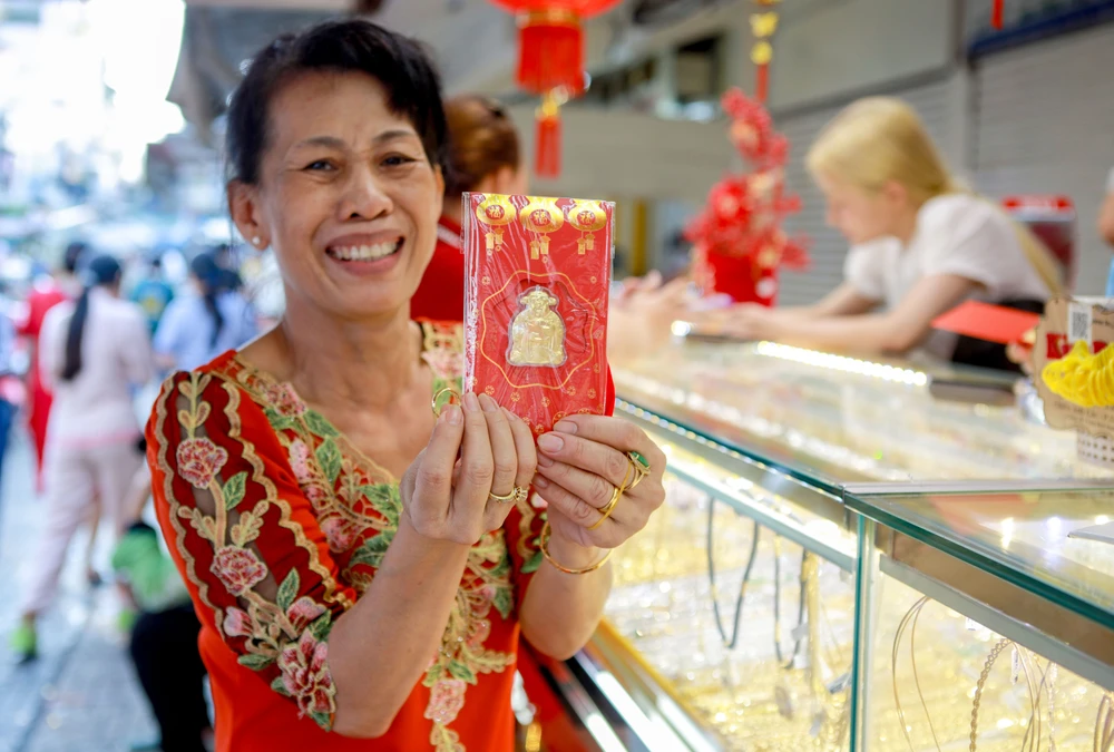 Người lao động mua vàng ngày vía Thần Tài, mong làm ăn thuận lợi.
