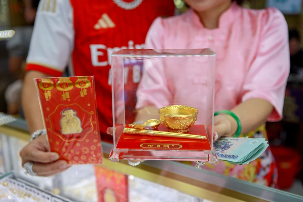 Người lao động mua vàng ngày vía Thần Tài, mong làm ăn thuận lợi.