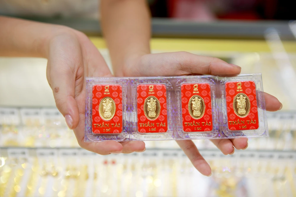 Người lao động mua vàng ngày vía Thần Tài, mong làm ăn thuận lợi.