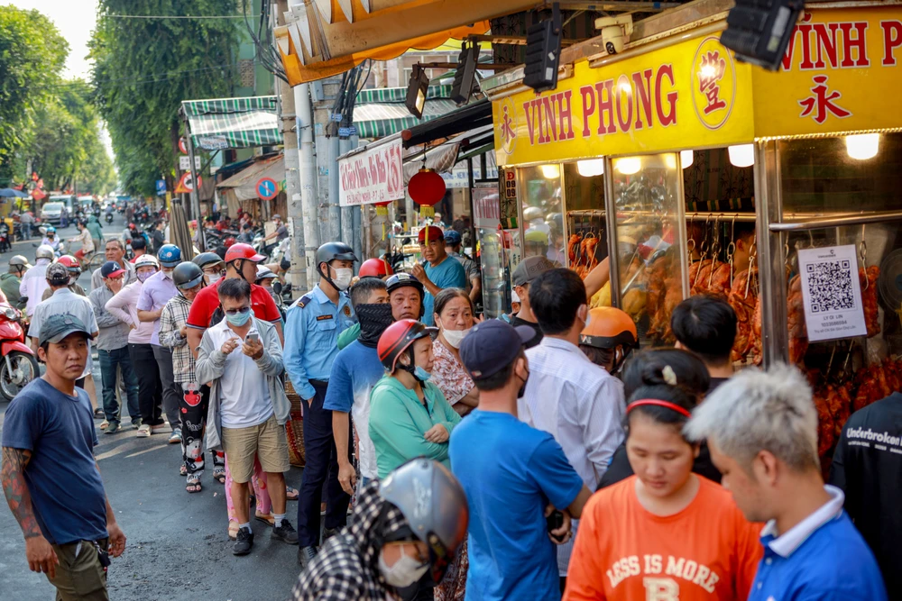 Người dân TP.HCM xếp hàng dài mua vịt quay ngày vía Thần Tài