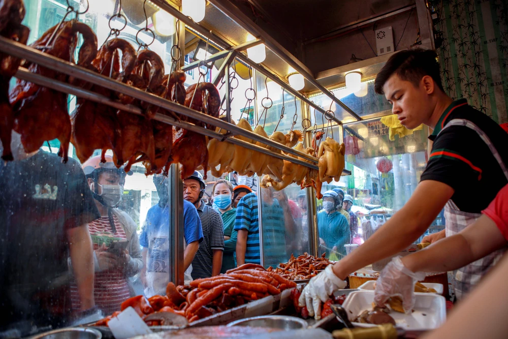 Người dân TP.HCM xếp hàng dài mua vịt quay ngày vía Thần Tài