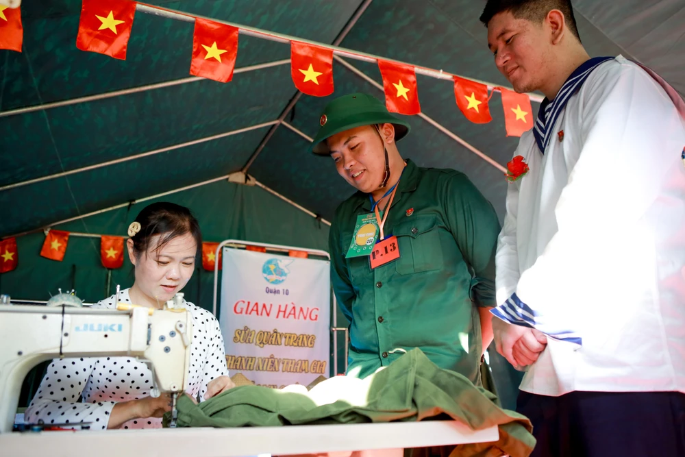 Rộn ràng hoạt động cắt tóc, sửa quần áo cho các tân binh trước ngày tòng quân