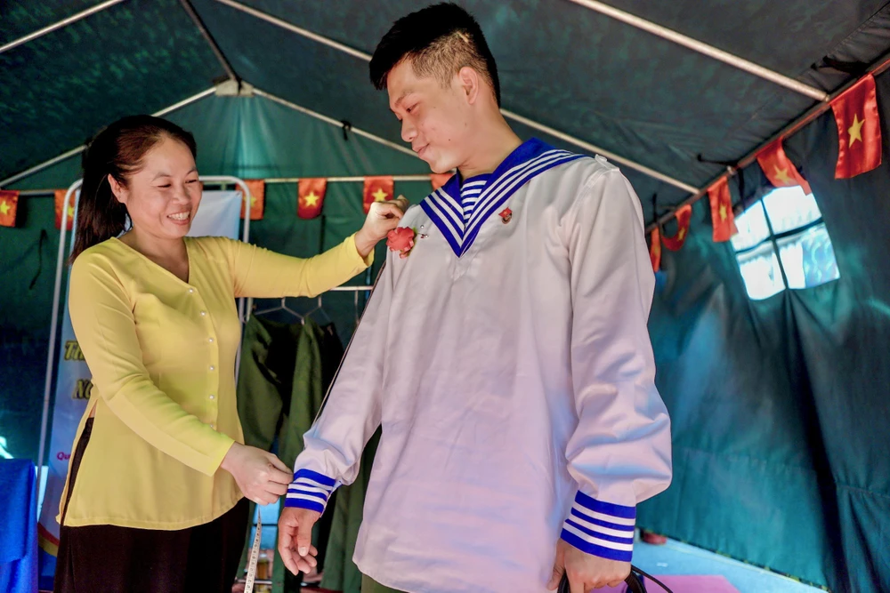 Rộn ràng hoạt động cắt tóc, sửa quần áo cho các tân binh trước ngày tòng quân